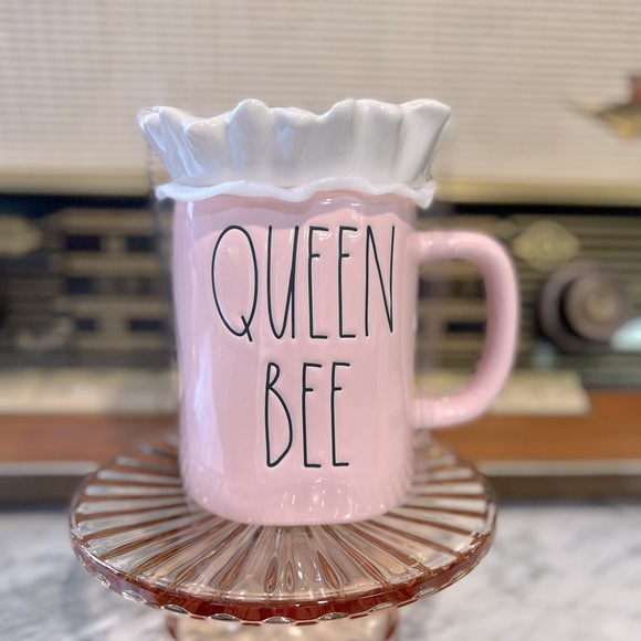 ✨NEW🌸Rae Dunn Queen Bee Mug with Daisy Flower Topper🍃🐝 - Picture 8 of 15